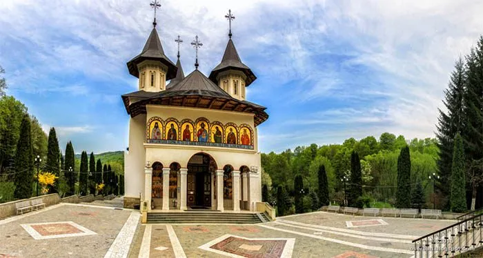 Biserică ortodoxă cu fresce exterioare, Moldova