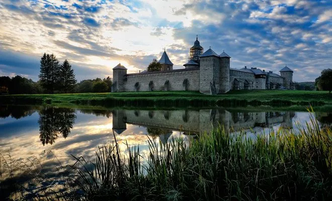 Mănăstire fortificată lângă lac, Bucovina