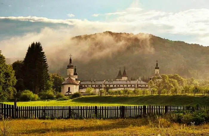 Mănăstire din Moldova în pădure cu ceață