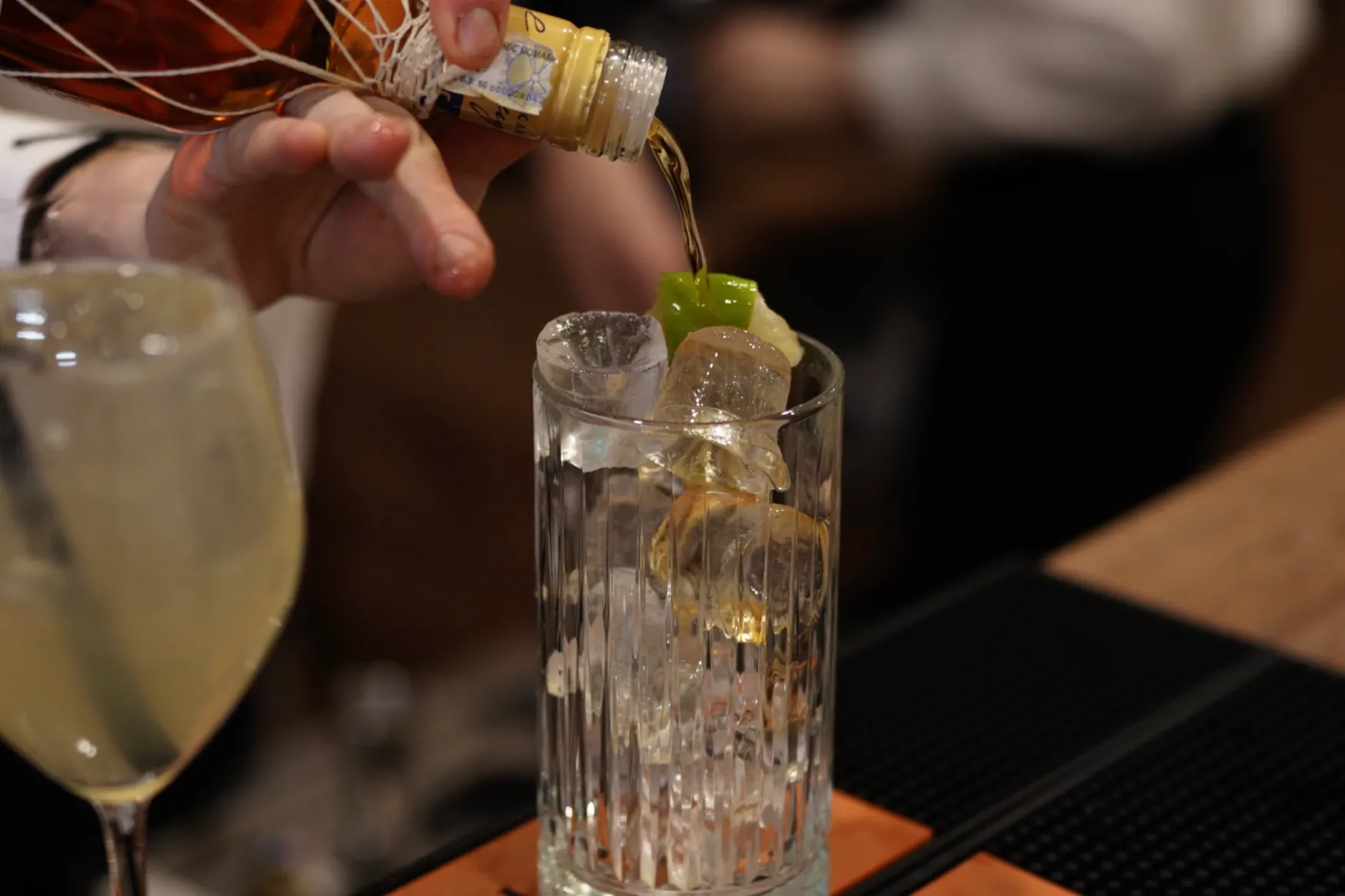Cocktail preparat la barul The Garden by Fiald